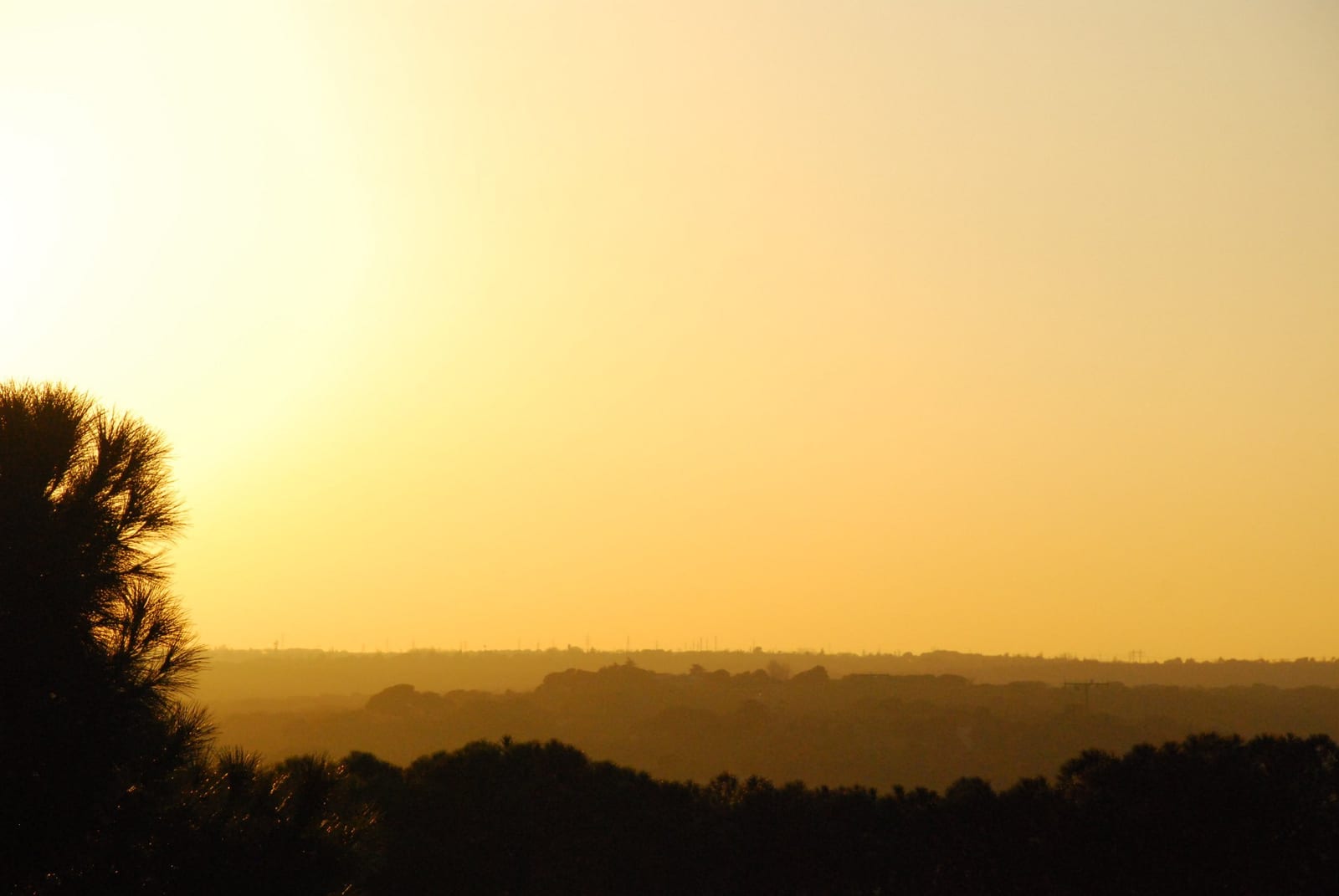 daytime yellow atmospheric phenomenon in Madrid